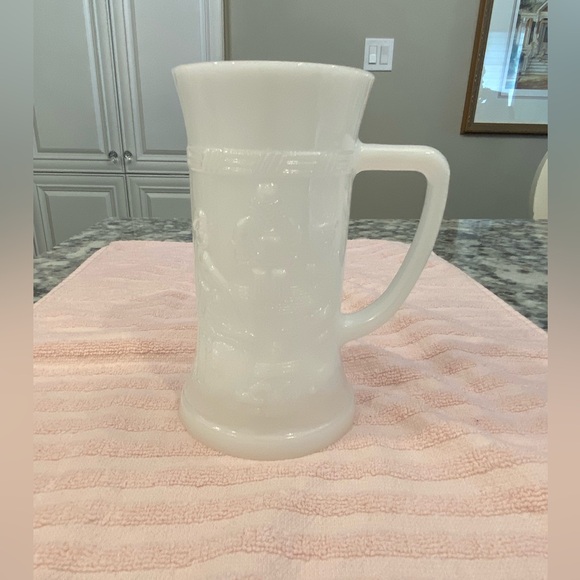 EUC 2 VTG 1960’S  FEDERAL WHITE MILK GLASS STEIN MUGS WITH EMBOSSED PUB SCENE - Picture 2 of 11